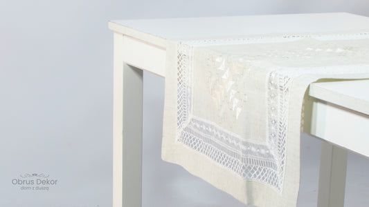 Beżowy Bieżnik Haftowany – Koronka i Mereżka