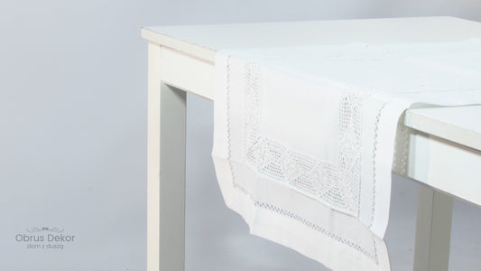 Biały Bieżnik z Koronkową Wstawką i Mereżką