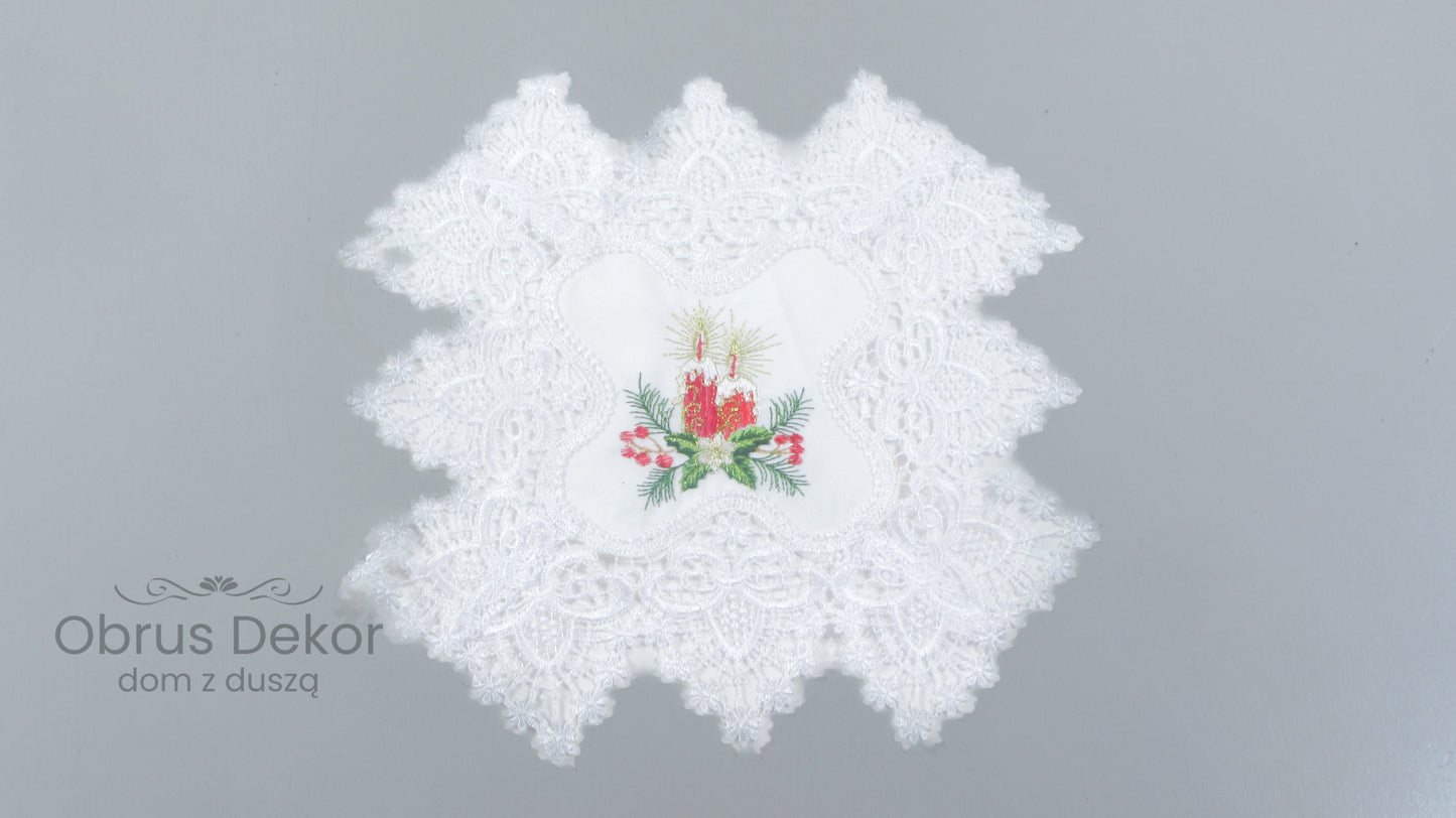 Biała Serwetka Świąteczny z Koronką – Haftowane Świece i Stroik