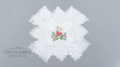 Biała Serwetka Świąteczny z Koronką – Haftowane Świece i Stroik
