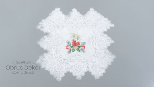 Biała Serwetka Świąteczny z Koronką – Haftowane Świece i Stroik