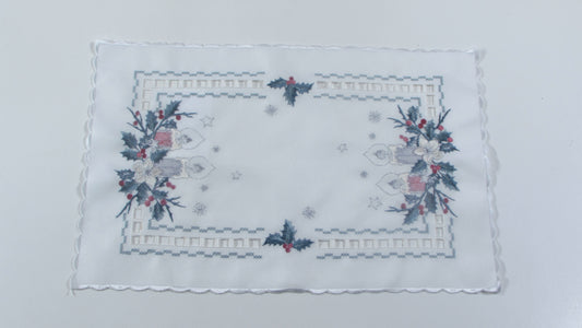 Świąteczna Serwetka Prostokątna – Haftowane Świece i Ażur