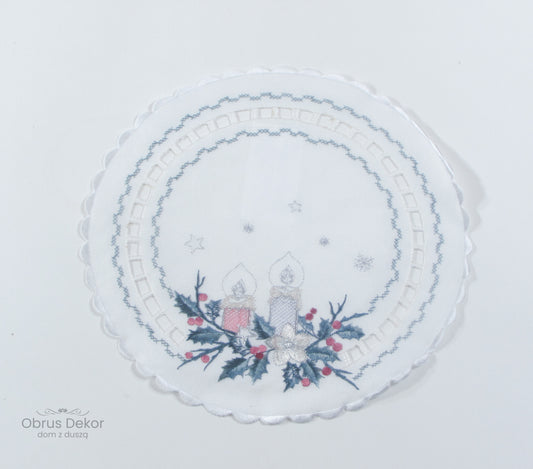 Biała Serwetka Świąteczna – Haftowane Świece i Ażur