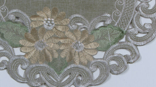 Serwetka Haftowana Okrągła – Stokrotki, Szałwiowa Zieleń