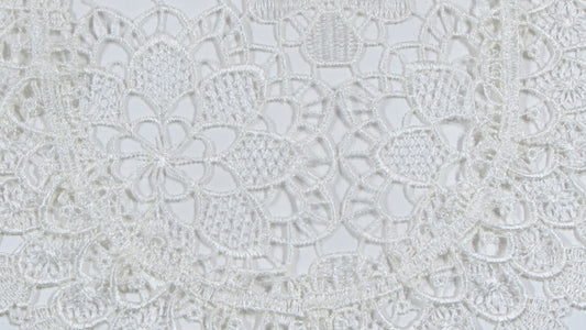 Biała Serwetka Gipiura – Owalna Koronka w Kwiaty