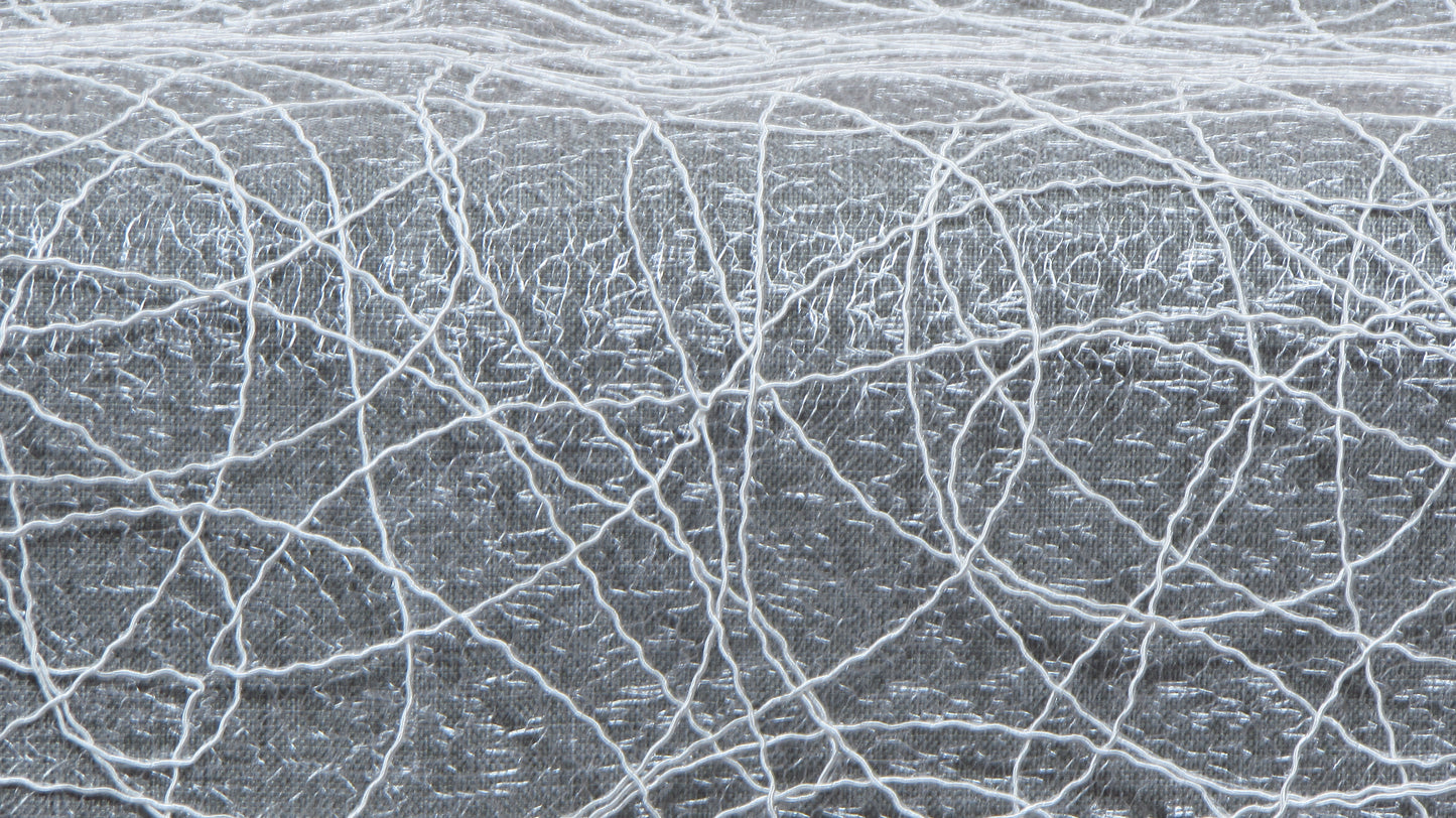 Szary Obrus Dekoracyjny – Abstrakcyjny Wzór z Ciemną Listwą