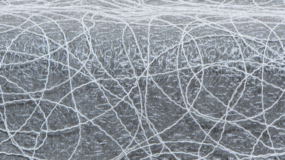 Szary Obrus Dekoracyjny – Abstrakcyjny Wzór z Ciemną Listwą