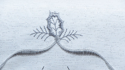 Świąteczny Obrus Haftowany – Dzwonki, Czerwień lub Srebro