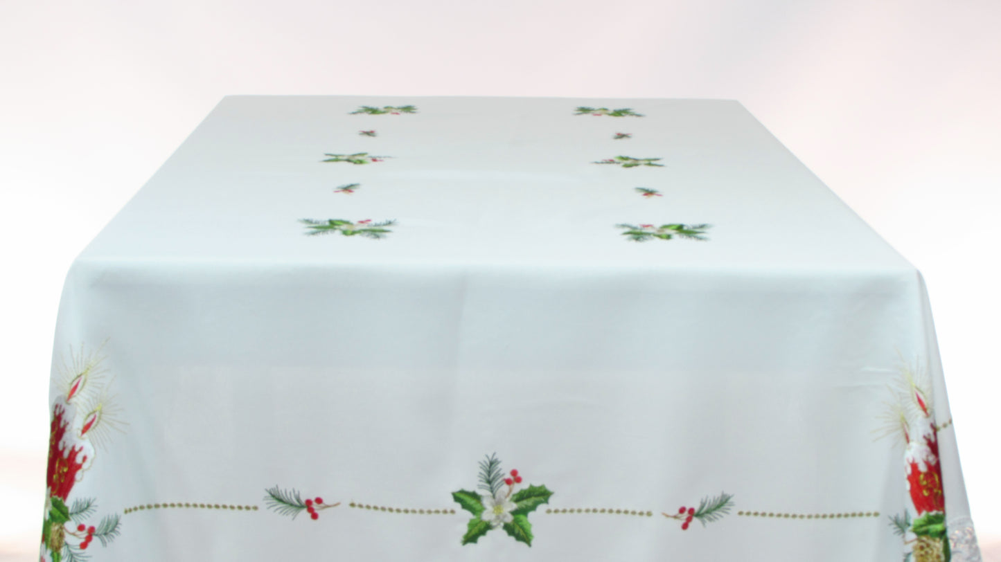 Biały Obrus Świąteczny z Koronką – Haftowane Świece i Stroik