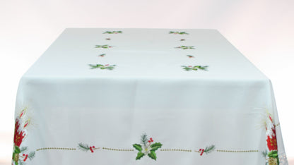 Biały Obrus Świąteczny z Koronką – Haftowane Świece i Stroik
