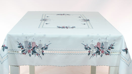 Obrus Świąteczny Biały – Haftowane Świece i Ozdobna Mereżka