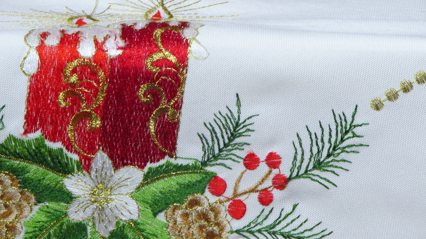 Biały Obrus Świąteczny z Koronką – Haftowane Świece i Stroik