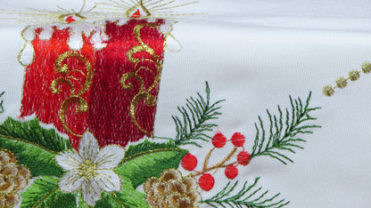 Biały Obrus Świąteczny z Koronką – Haftowane Świece i Stroik