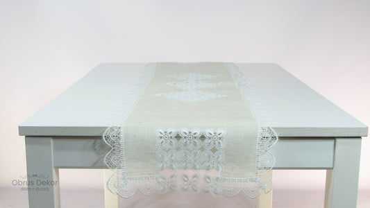 Bieżnik lniany z gipiurą – Naturalny styl i ażurowe zdobienia