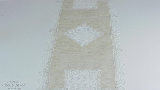 Bieżnik lniany z gipiurą – Naturalny styl i ażurowe zdobienia