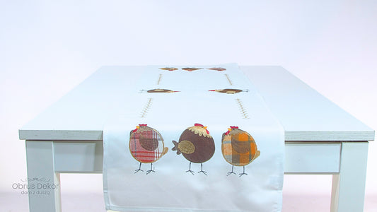 Biały Bieżnik Wielkanocny – Haftowane Brązowe Kurki w Kratkę