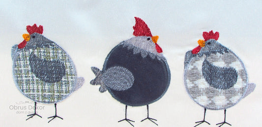 Biały Bieżnik Wielkanocny – Haftowane Kurczaczki i Styl Rustykalny