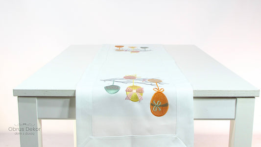 Biały Bieżnik Wielkanocny – Haftowane Pisanki na Gałązkach