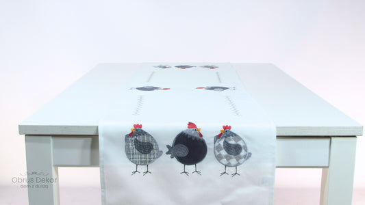 Biały Bieżnik Wielkanocny – Haftowane Kurczaczki i Styl Rustykalny