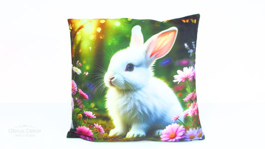 Poszewka Wielkanocna Biały Zajączek na Łące z Różowymi Kwiatami