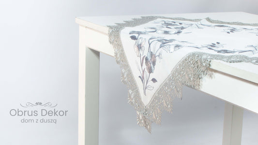 Szary Kwadrat z Koronką – Haftowane Srebrne Kwiaty