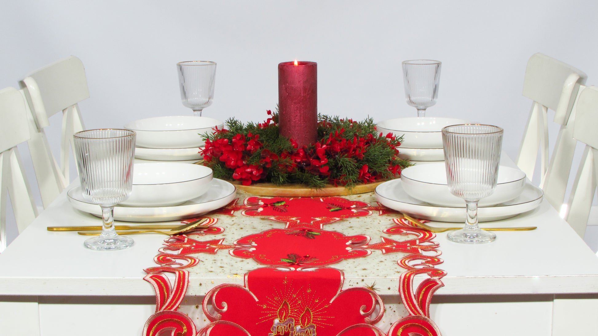 Czerwony Bieżnik Ażurowy – Haftowane Świece i Złote Dzwonki