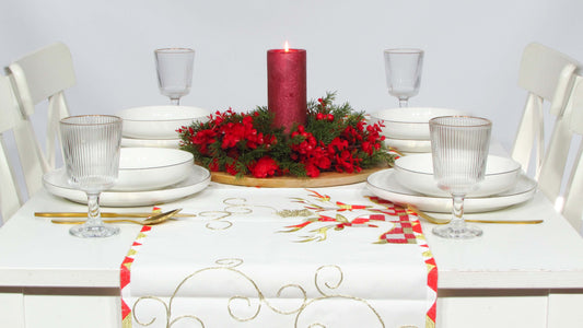 Biały Bieżnik Świąteczny – Renifery w Kratkę i Złoty Haft