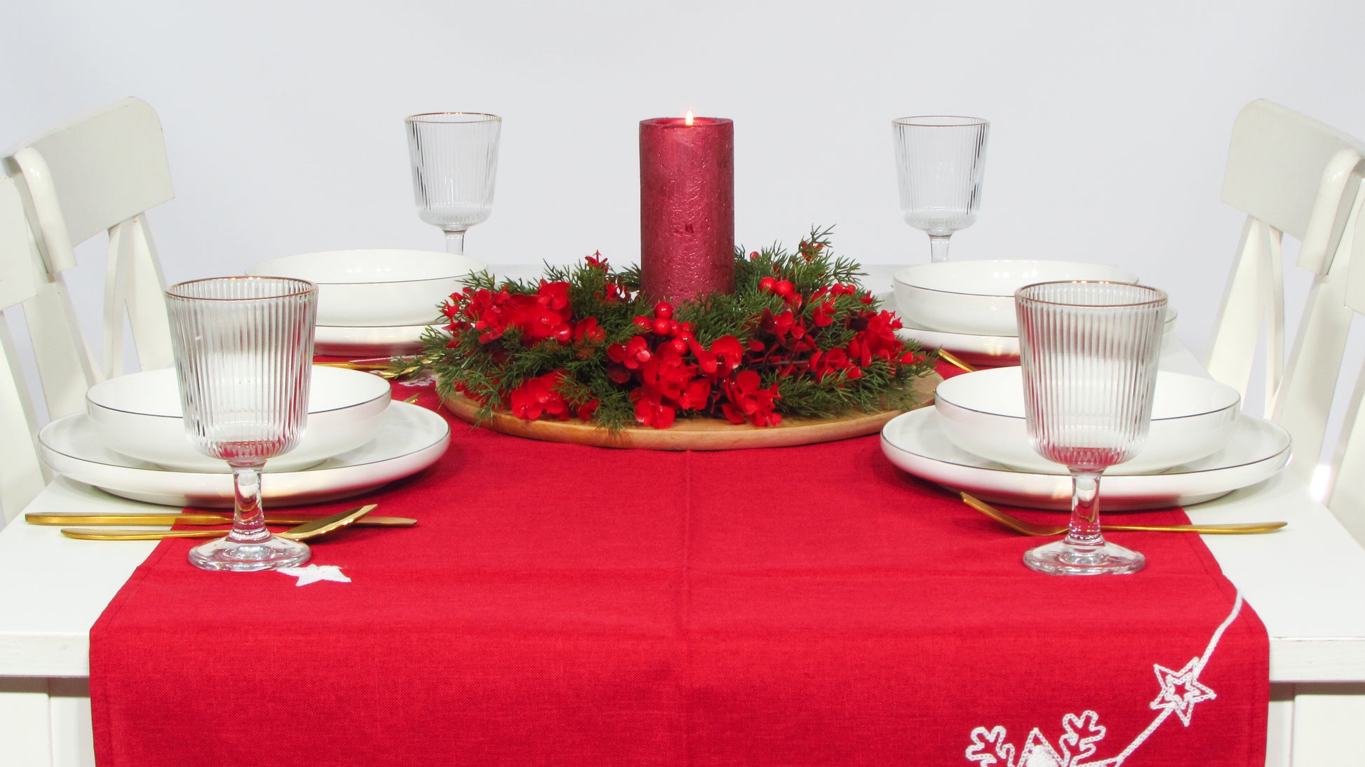 Czerwony Bieżnik Świąteczny – Haftowane Śnieżynki i Gwiazdy