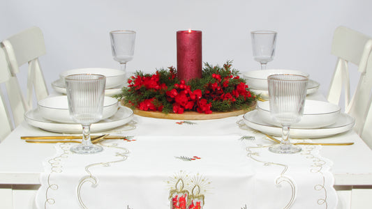 Biały Bieżnik Świąteczny – Haftowane Świece i Złote Dzwonki