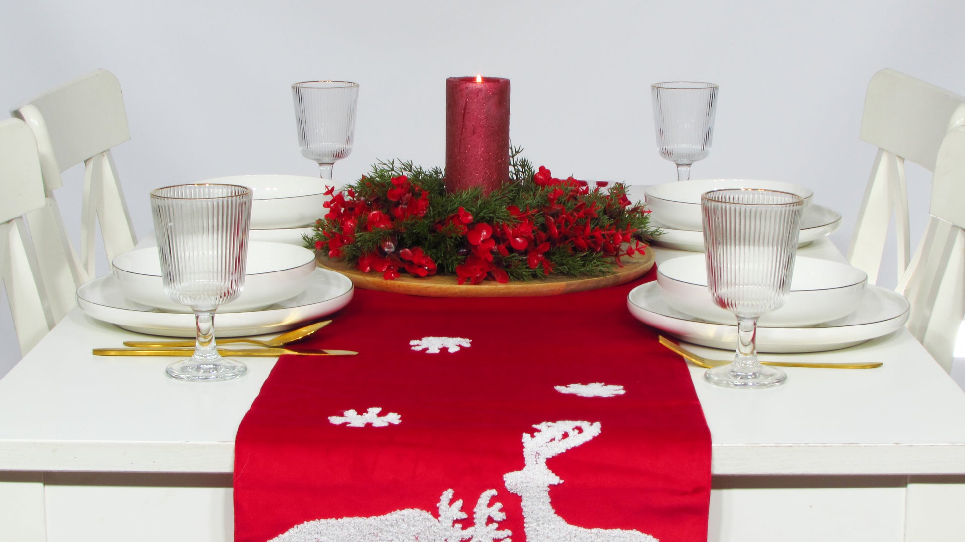 Czerwony Bieżnik Świąteczny – Puszyste Renifery i Efekt 3D