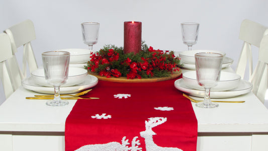 Czerwony Bieżnik Świąteczny – Puszyste Renifery i Efekt 3D