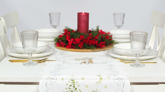 Biały Bieżnik Świąteczny Ażurowy – Złoty Jelonek i Choinka