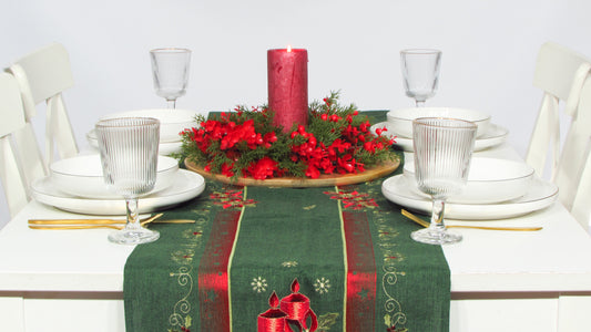 Zielony Bieżnik Świąteczny z Haftem – Motyw Świec i Poinsecji