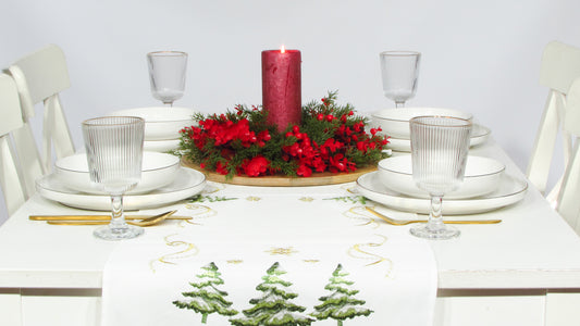 Biały Bieżnik Świąteczny – Haftowane Ośnieżone Choinki