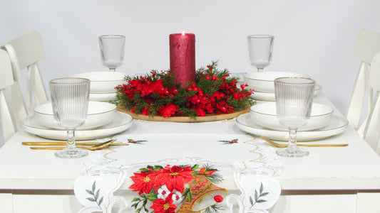 Biały Bieżnik Świąteczny – Ażurowe Poinsecje i Dzwonki