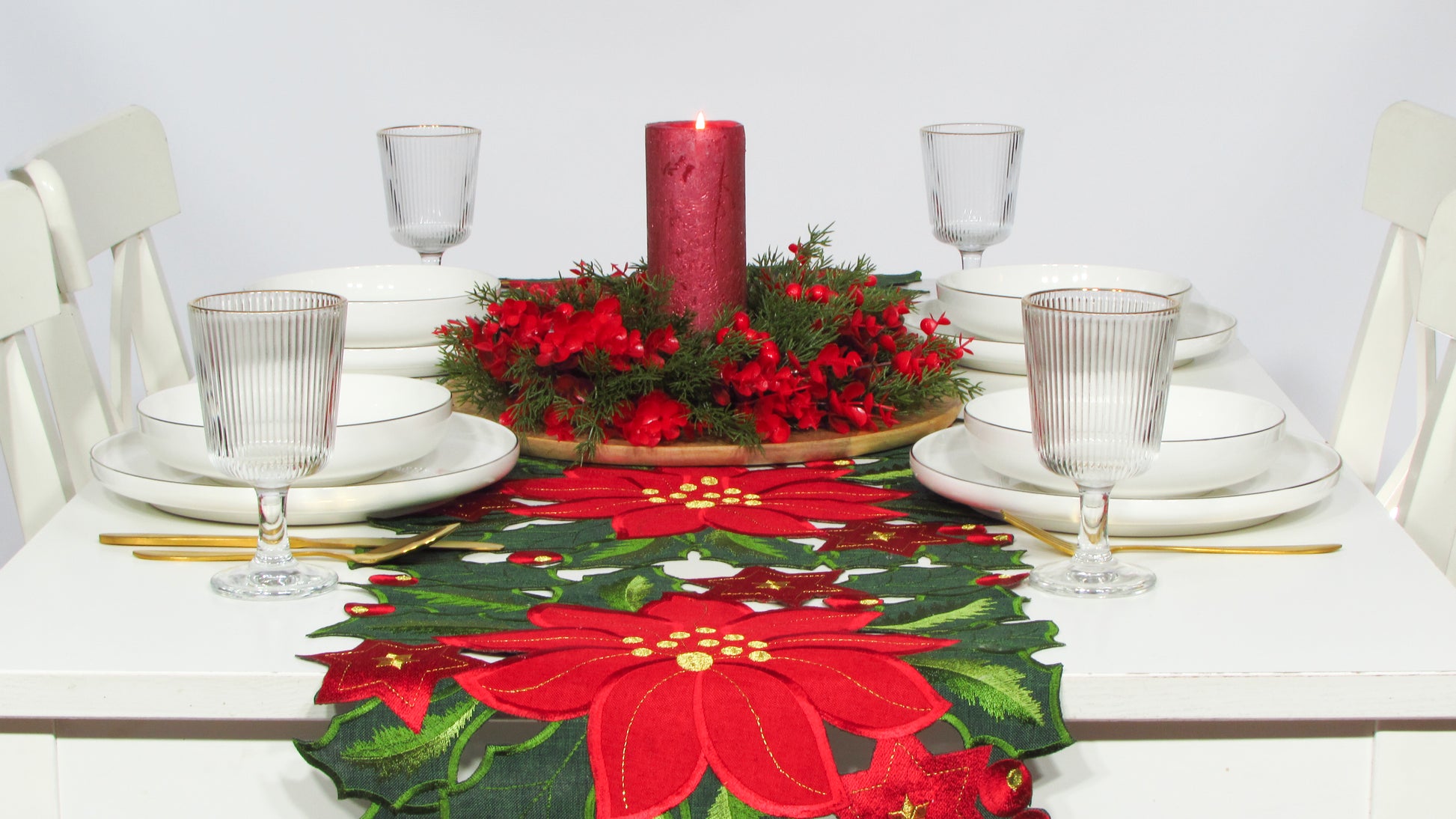 Zielony Bieżnik Świąteczny Ażurowy – Haftowana Poinsecja