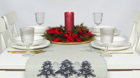 Szary Bieżnik Świąteczny – Czarne Choinki i Srebrny Haft