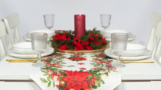 Biały Bieżnik Świąteczny – Poinsecja i Złote Bombki