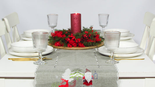 Świąteczny Bieżnik Haftowany – Mikołaj, Renifery i Choinki (3 Kolory)