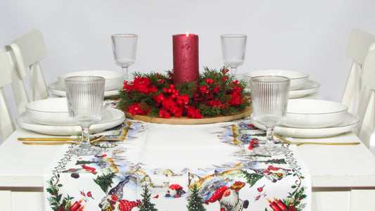 Biały Bieżnik Świąteczny – Wesołe Skrzaty i Zimowa Wioska