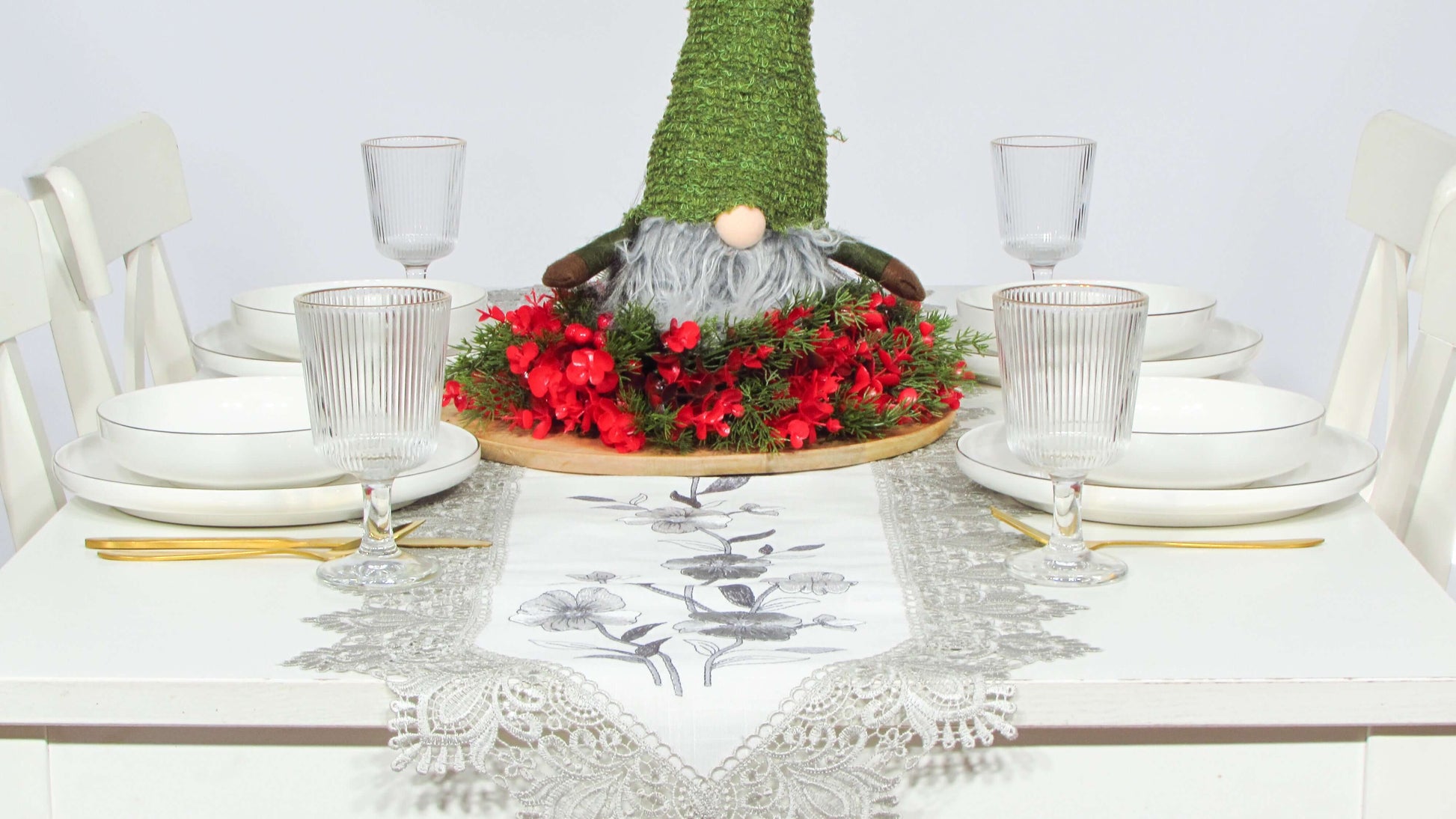 Szary Bieżnik z Koronką – Haftowane Srebrne Kwiaty