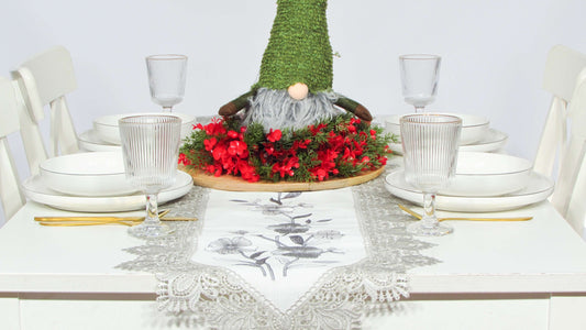 Szary Bieżnik z Koronką – Haftowane Srebrne Kwiaty