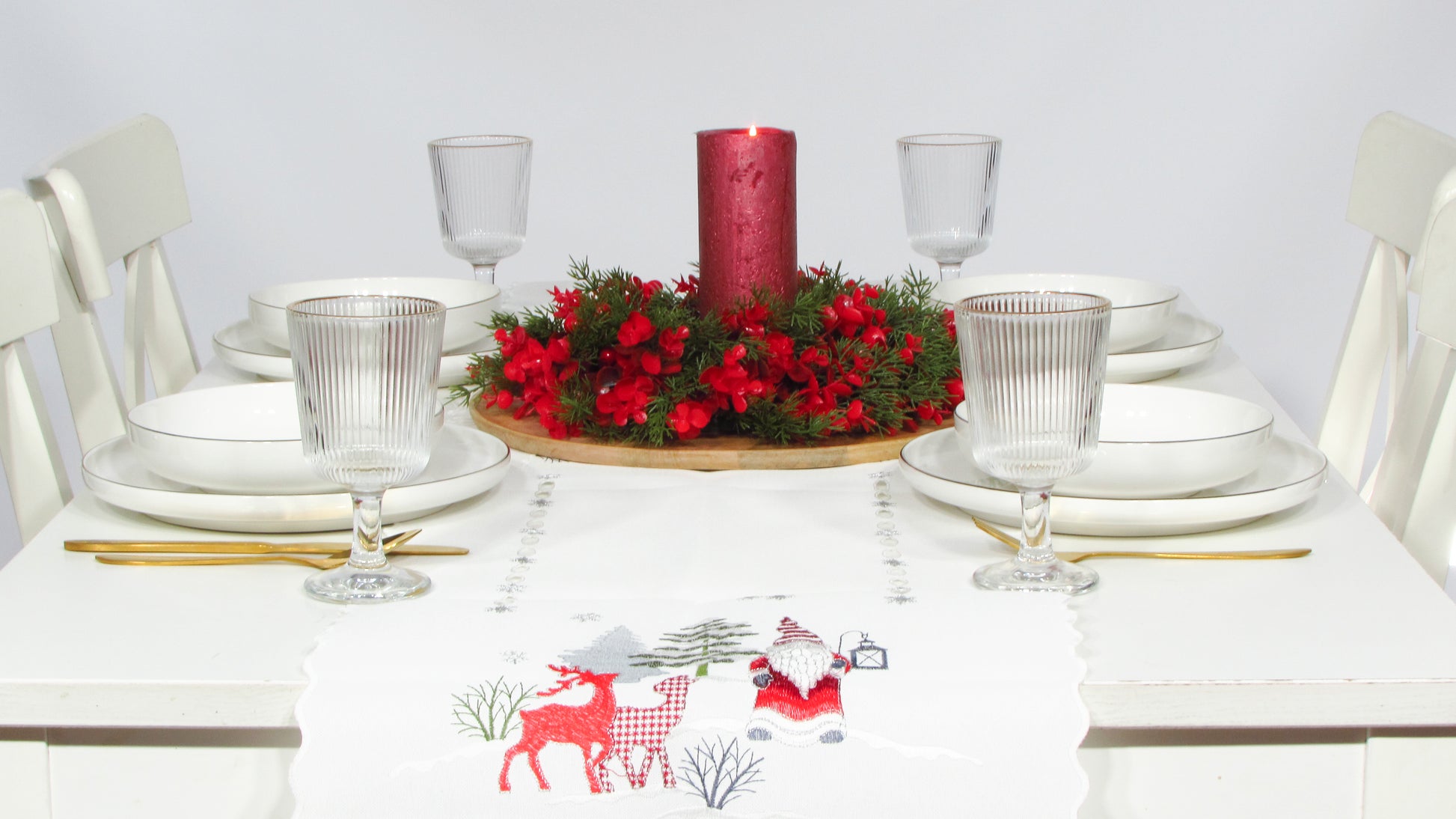 Świąteczny Bieżnik Haftowany – Mikołaj, Renifery i Choinki (3 Kolory)