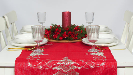 Czerwony Bieżnik Świąteczny Glamour – Srebrna Choinka i Koraliki