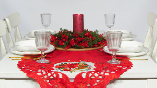 Czerwony Bieżnik Świąteczny Ażurowy – Poinsecje i Złote Dzwonki