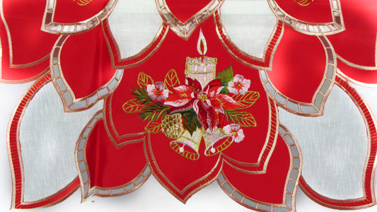 Czerwony Bieżnik Ażurowy – Haftowana Świeca i Złote Dzwonki