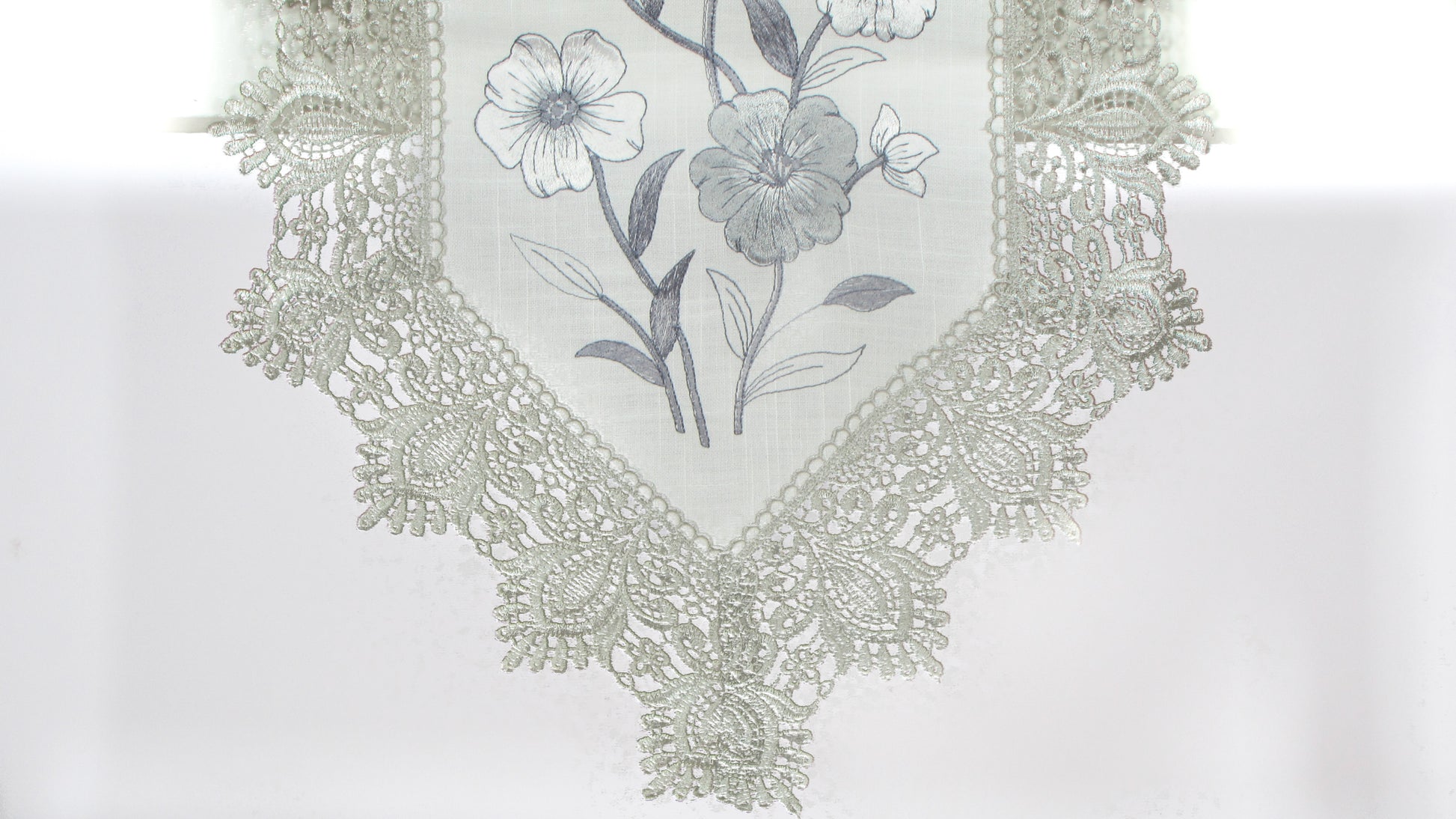Szary Bieżnik z Koronką – Haftowane Srebrne Kwiaty