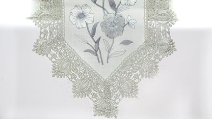 Szary Bieżnik z Koronką – Haftowane Srebrne Kwiaty