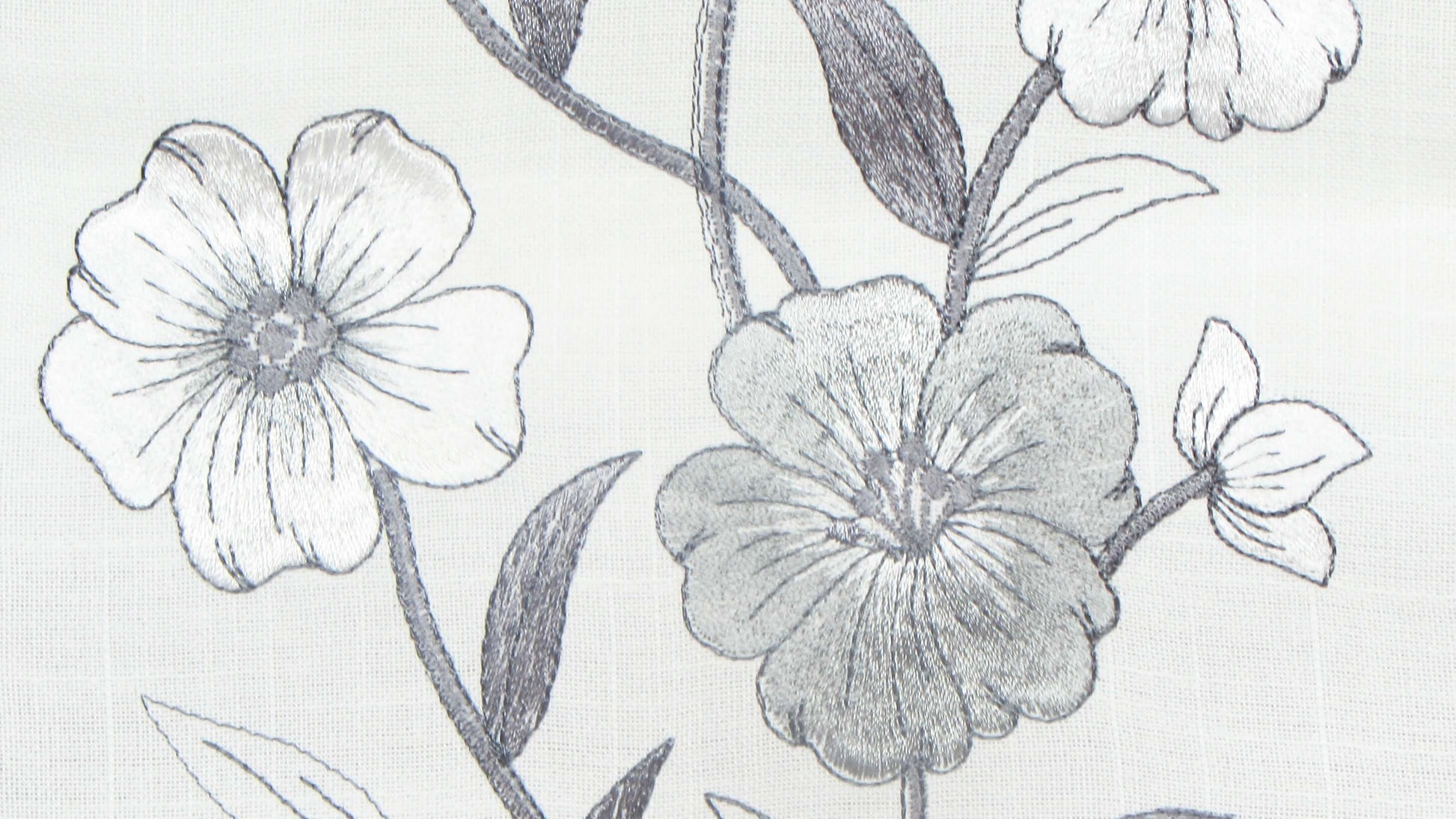 Szary Bieżnik z Koronką – Haftowane Srebrne Kwiaty
