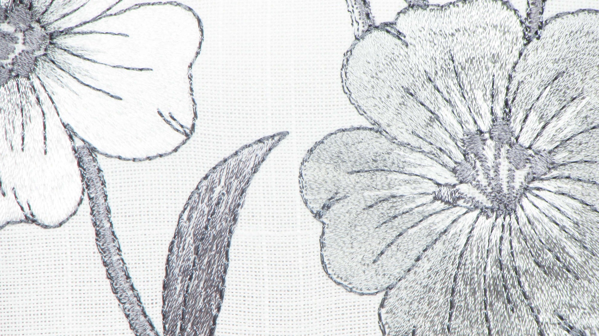 Szary Bieżnik z Koronką – Haftowane Srebrne Kwiaty